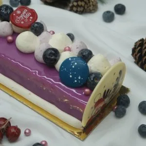 Blackcurrant-yogurt delight